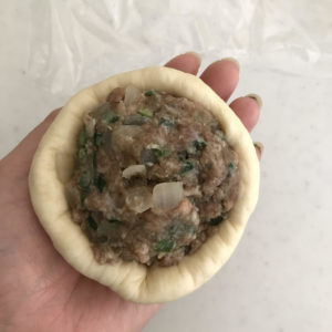 肉まんの生地の成形