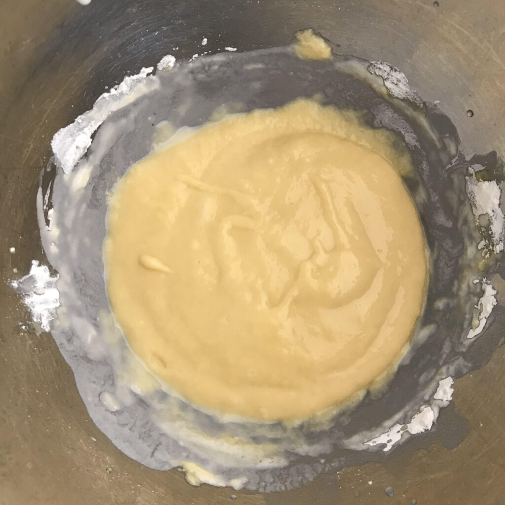 卵黄を卵白以外の材料と混ぜる