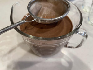 チョコレートプリン液をこす