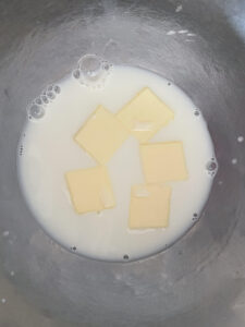 バターと牛乳を温める
