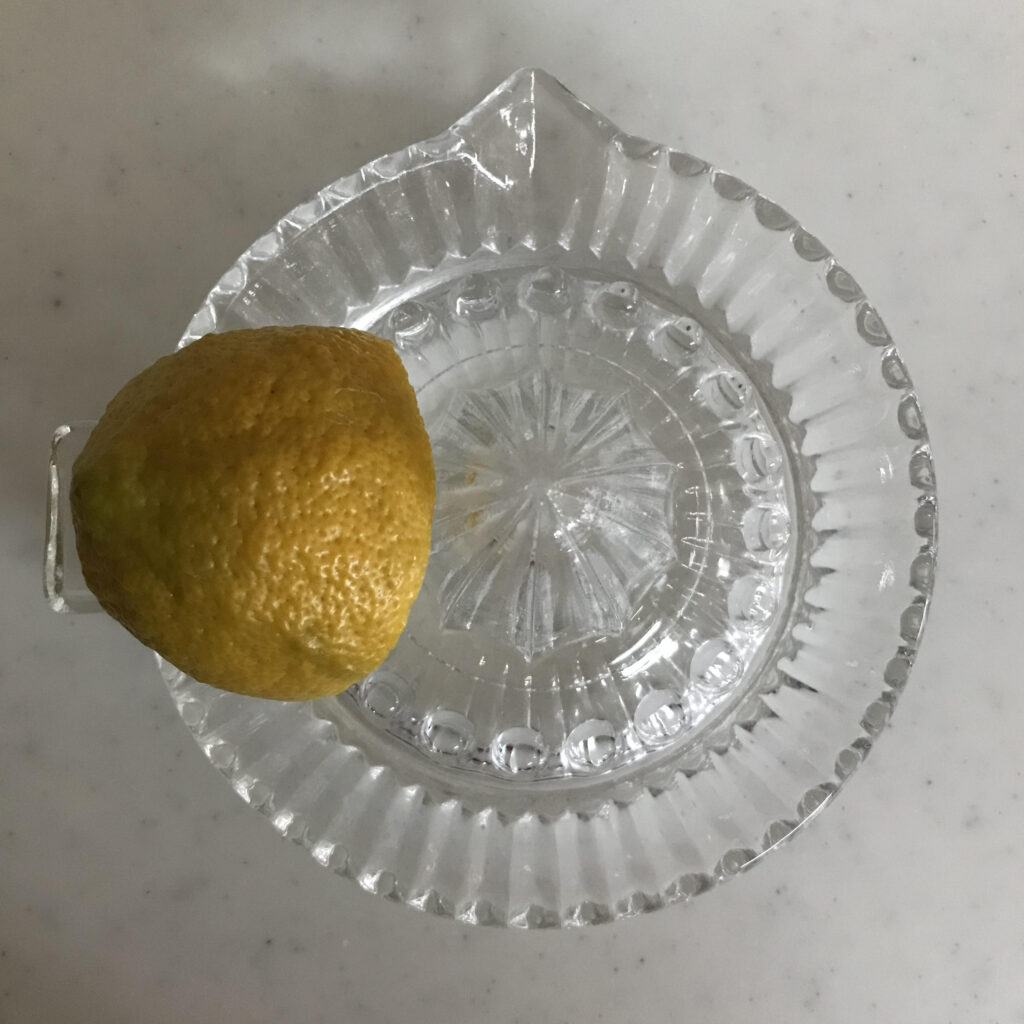 下準備のレモン搾り