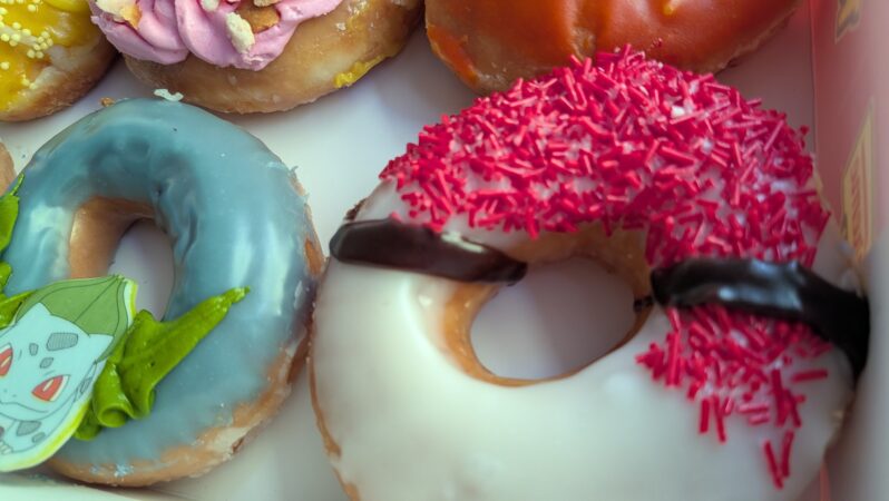 PokémonとKrispy Kreamコラボのモンスターボールドーナツ
