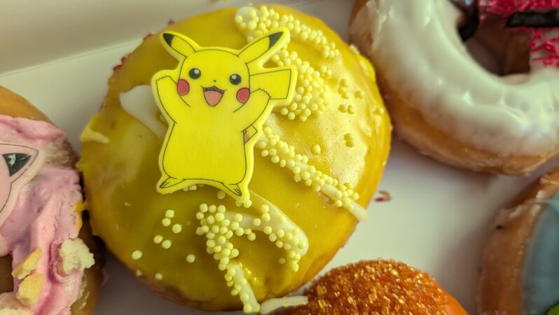 PokémonとKrispy Kreamコラボのピカチュウドーナツ