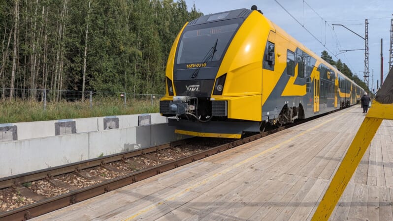 リガ市内と郊外を結ぶ鉄道車両の見た目。黄色を基調とたデザイン