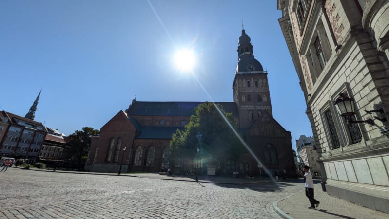 Riga Cathedralの全体像とその周りの旧市街の様子