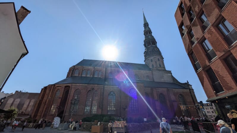 St. Peter’s Churchの外観全体と手前の広場を写している