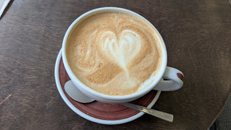 カウナスのカフェで飲んだフラットホワイトを中心に、カフェの中を写した一枚。