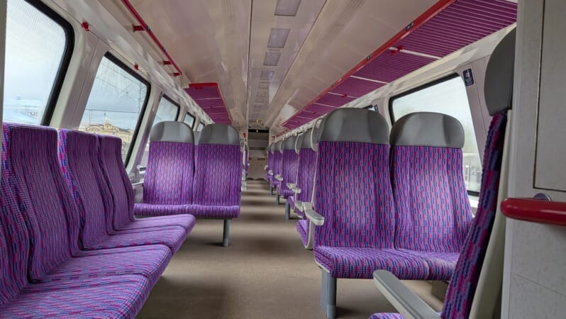 Trakai行きの鉄道内の様子。紫色を基調としたゆったりとした清潔度の高い空間