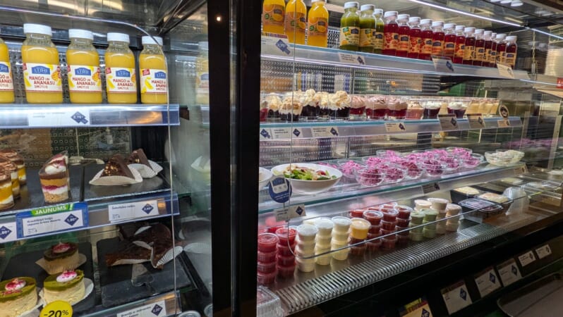 ラトビアの人気チェーン店LIDOの店内の様子