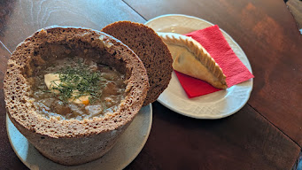 トラカイの伝統料理であるキビナイとパンを器にしたスープ。現地でも人気なSenoji Kibininėで食べたとき。

