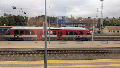 Vilnius　Railway　Stationで撮った赤鉄道車両を映している
